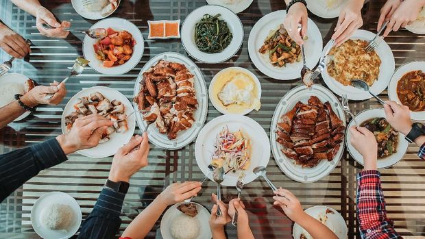 China Tutup 13,600 Akun Mukbang yang Buang-buang Makanan