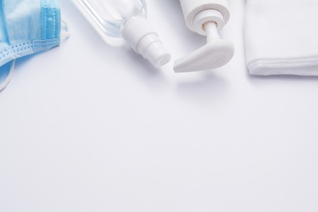 coronavirus-protection-white-background-liquid-soap-disinfector-medical-mask-napkins-virus-control-concept_150893-410 / freepik.com coronavirus-protection-white-background-liquid-soap-disinfector-medical-mask-napkins-virus-control-concept_