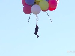 Keren! David Blaine Terbang Pakai Balon di Atas Gurun Arizona