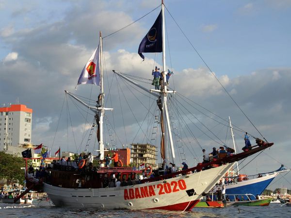 Momen Deklarasi Paslon Wali Kota Makassar di Atas Kapal