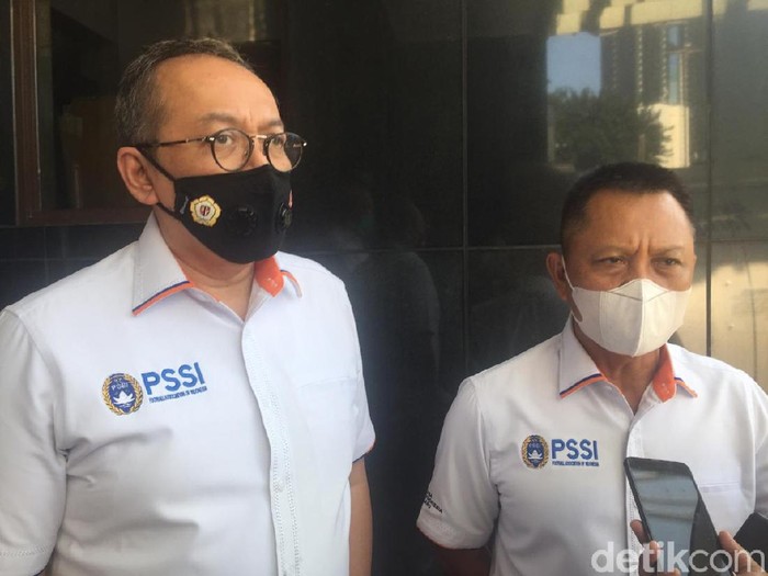 Direktur Utama PT LIB, Akhmad Hadian Lukita (kiri)