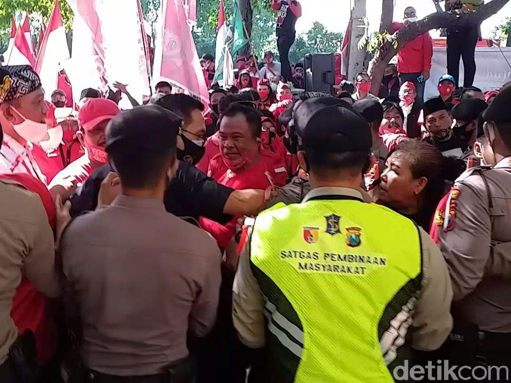 Video Riuh Pendukung Eri-Armuji Adu Dorong dengan Polisi di KPU