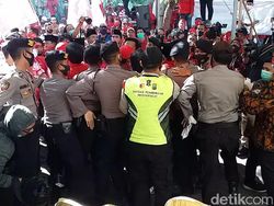 Pendaftaran Eri-Armuji ke KPU Surabaya Diwarnai Aksi Dorong Massa dan Polisi