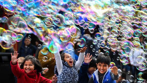 Tawa Anak-anak di Tengah Warna-warni Gelembung Sabun