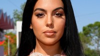 Sejak 2016, ada Georgina yang sepertinya sukses bikin Cristiano Ronaldo melupakan para mantan dan tak lagi main api dengan wanita lain. Keduanya pun tampak semakin lengket saja di sejumlah kesempatan. (Foto: Getty Images/Pascal Le Segretain)