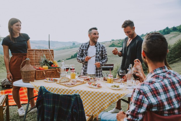 group-friends-spending-time-making-picnic-barbeque_186382-1757 / freepik.com group-friends-spending-time-making-picnic-barbeque_186382-1757
