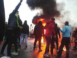 Amnesty: Demonstran Iran yang Ditahan Dicambuk, Dilecehkan dan Disetrum