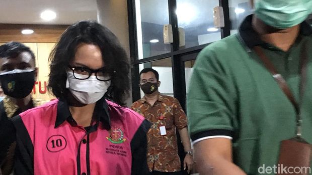 Jaksa Pinangki usai diperiksa 11 jam oleh Kejagung (Tiara/detikcom)