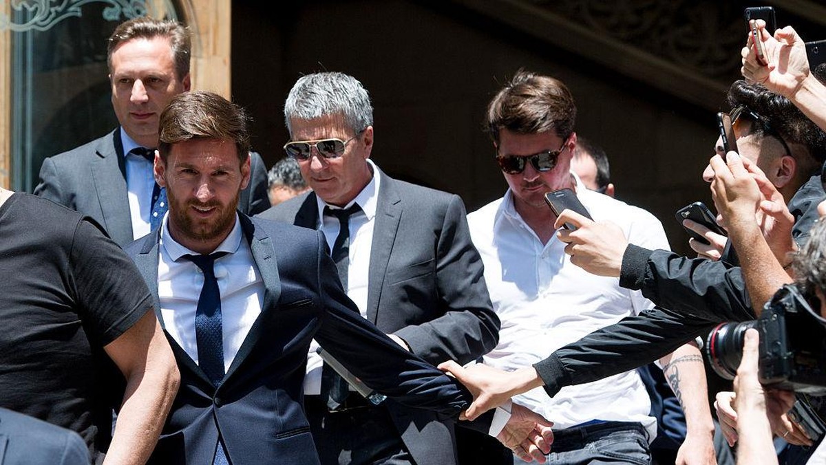 Jorge Messi (tengah), ayah dan agen Lionel Messi, membantah telah berbicara dengan PSG. (Foto: Getty Images/Alex Caparros)