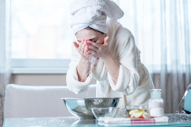 buru-buru membilas wajah dapat membuat produk pembersih tidak bekerja maksimal dalam mengatasi kulit berjerawat