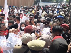 Tak Boleh Masuk, Pro-Muhamad-Saraswati Sempat Berkerumun di Luar KPU Tangsel