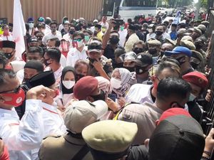 Tak Boleh Masuk, Pro-Muhamad-Saraswati Sempat Berkerumun di Luar KPU Tangsel Tak Boleh Masuk, Pro-Muhamad-Saraswati Sempat Berkerumun di Luar KPU Tangsel