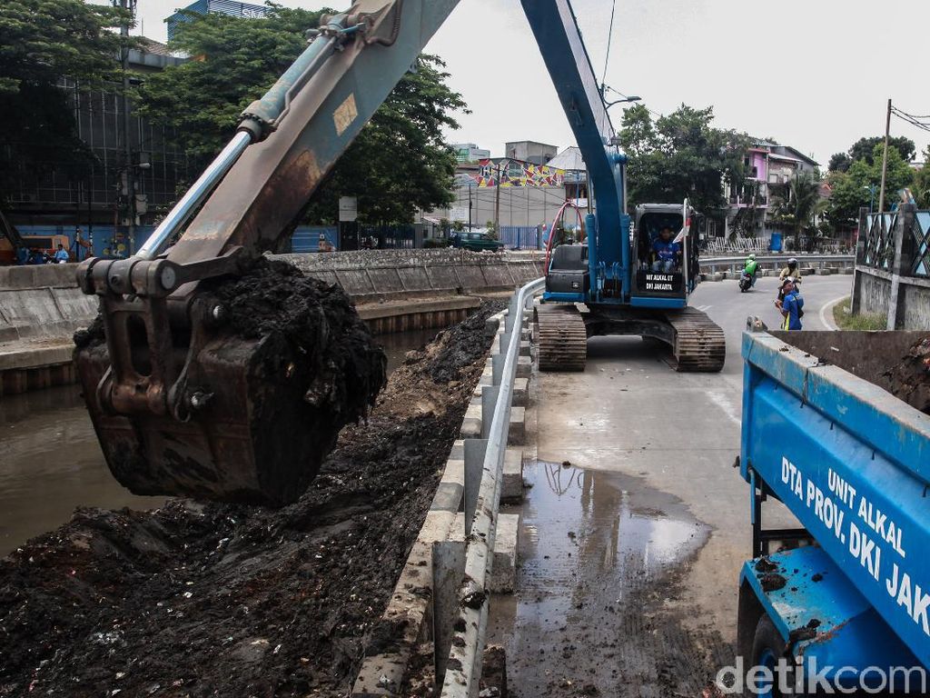 Lumpur Kali Ciliwung Dikeruk Jelang Musim Hujan Lumpur Kali Ciliwung Dikeruk Jelang Musim Hujan