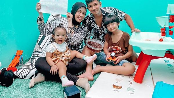 Manisnya Sonny Septian dan Fairuz Saat Kulineran Bersama Keluarga