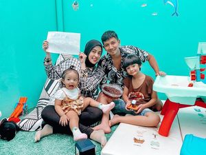 Manisnya Sonny Septian dan Fairuz Saat Kulineran Bersama Keluarga Manisnya Sonny Septian dan Fairuz Saat Kulineran Bersama Keluarga