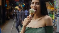 10 Potret Maria Vania yang Tampil Seksi Saat Kulineran
