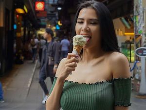 10 Potret Maria Vania yang Tampil Seksi Saat Kulineran 10 Potret Maria Vania yang Tampil Seksi Saat Kulineran
