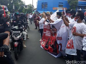 Massa Berkerumun Turun ke Jalan Sambut Gibran-Teguh Daftar Pilkada