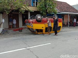 Mini Bus Terbalik di Jalan Kudus-Grobogan, Ternyata Bermuatan Miras