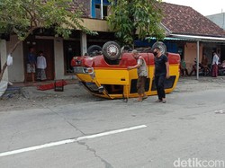 Mini Bus Terbalik di Jalan Kudus-Grobogan, Ternyata Bermuatan Miras