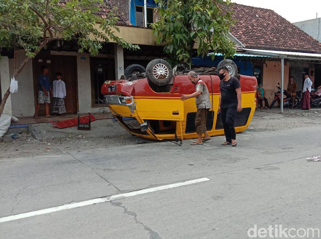 Mini Bus Terbalik di Jalan Kudus-Grobogan, Ternyata Bermuatan Miras Mini Bus Terbalik di Jalan Kudus-Grobogan, Ternyata Bermuatan Miras