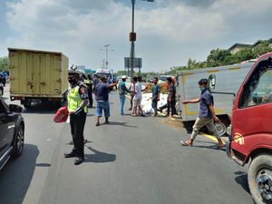 Mobil Boks Terguling di Tol Bandara Akibat Pecah Ban, Lalin Sudah Normal