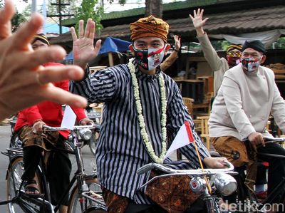 Momen Gibran-Teguh Gowes Onthel saat Daftar Pilkada Solo