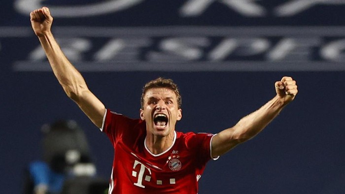 Bayern Munichs German forward Thomas Mueller celebrates after winning at the end of the UEFA Champions League final football match between Paris Saint-Germain and Bayern Munich at the Luz stadium in Lisbon on August 23, 2020. (Photo by MATTHEW CHILDS / POOL / AFP)