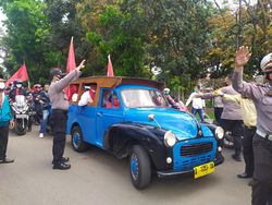 Datang Naik Oplet, Muhamad-Saraswati Daftar Pertama Pilkada Tangsel