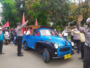 Datang Naik Oplet, Muhamad-Saraswati Daftar Pertama Pilkada Tangsel Datang Naik Oplet, Muhamad-Saraswati Daftar Pertama Pilkada Tangsel