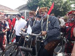 Gibran-Teguh Kompak Pakai Lurik dan Blangkon Sidomukti Daftar Pilkada Solo