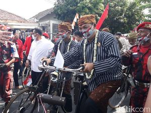 Gibran-Teguh Kompak Pakai Lurik dan Blangkon Sidomukti Daftar Pilkada Solo