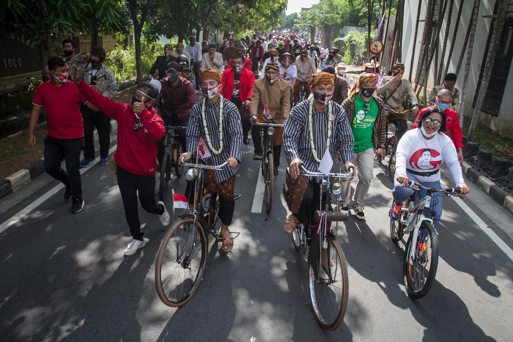 The pair of mayoral and deputy mayor candidates from Solo Gibran Rakabuming Raka (fifth from left) and Teguh Prakosa (fifth from right) ride bikes ontel to the KPU Solo office to register for the 2020 mayoral elections (Pilwakot) in Solo, Central Java, on Friday (4 / 9/2020).  Gibran Rakabuming Raka and Teguh Prakosa, who were transported by PDI Perjuangan, officially registered with the Solo City KPU as a couple of candidates for mayor and deputy mayor in the upcoming Pilkada 2020. AMONG PHOTOS / Mohammad Ayudha / wsj.