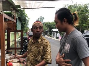 Penjual Bakso Ini Sering Ajak Pembeli Bercanda Sampai Ngakak