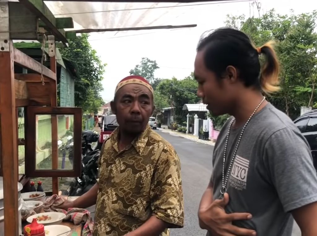 Penjual Bakso Ini Sering Ajak Pembeli Bercanda Sampai Ngakak Penjual Bakso Ini Sering Ajak Pembeli Bercanda Sampai Ngakak