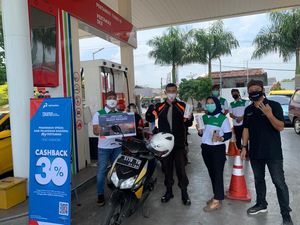 Hari Pelanggan, Pertamina Bagikan Masker & Souvenir di SPBU Sukabumi