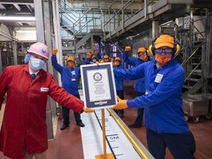 Rekor Dunia Terbaru, Snack Rasa Jagung Ini Panjangnya 10 Meter Rekor Dunia Terbaru, Snack Rasa Jagung Ini Panjangnya 10 Meter