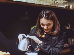 Pesona Revina VT Saat Racik Kopi hingga Ngemil di Kafe