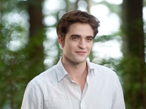 Positif Covid-19, Robert Pattinson Keciduk Cium Pacar di Taman Positif Covid-19, Robert Pattinson Keciduk Cium Pacar di Taman