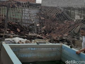 Diguncang Gempa, Rumah Warga di Sukabumi Nyaris Rata dengan Tanah