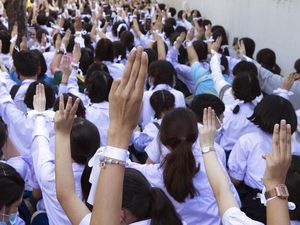 Saat Pelajar Ambil Bagian Menuntut Perubahan di Thailand Saat Pelajar Ambil Bagian Menuntut Perubahan di Thailand