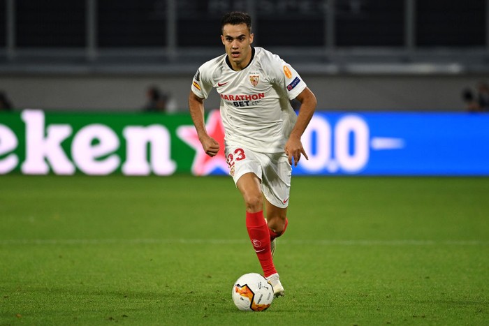 DUISBURG, GERMANY - AUGUST 11: Sergio Reguilon of Sevilla runs with the ball during the UEFA Europa League Quarter Final between Wolves and Sevilla at MSV Arena on August 11, 2020 in Duisburg, Germany. (Photo by Ina Fassbender/Pool via Getty Images)