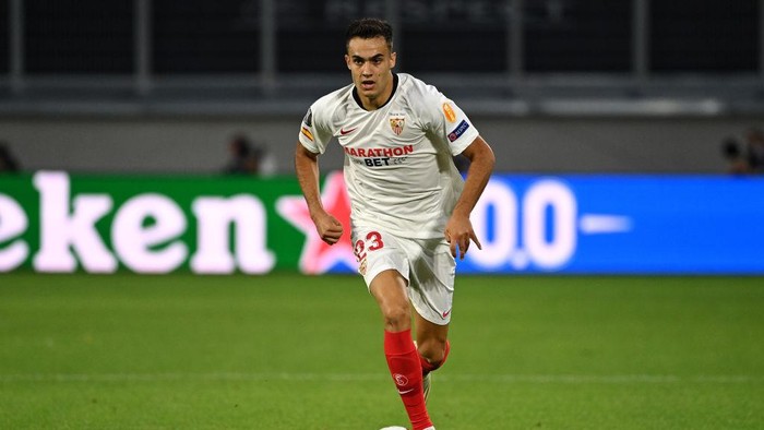DUISBURG, GERMANY - AUGUST 11: Sergio Reguilon of Sevilla runs with the ball during the UEFA Europa League Quarter Final between Wolves and Sevilla at MSV Arena on August 11, 2020 in Duisburg, Germany. (Photo by Ina Fassbender/Pool via Getty Images)