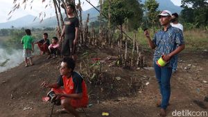 Serunya Main Layangan di Tebing Cibiru Bandung