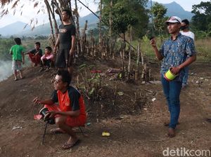 Serunya Main Layangan di Tebing Cibiru Bandung