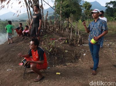Serunya Main Layangan di Tebing Cibiru Bandung