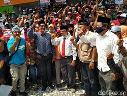 Diiringi Mama-mama Cantik, Suhandoyo-Suudin Daftar ke KPU Lamongan