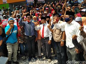Diiringi Mama-mama Cantik, Suhandoyo-Suudin Daftar ke KPU Lamongan Diiringi Mama-mama Cantik, Suhandoyo-Suudin Daftar ke KPU Lamongan