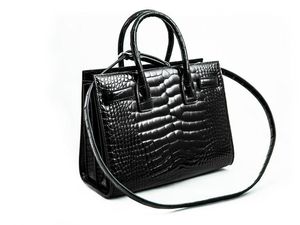 Petaka Belanja Online, Tas Kulit Rp 280 Juta Dimusnahkan Petugas Bea Cukai