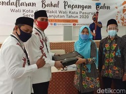 Teno-Hasjim Daftar Pertama di KPU Pasuruan Diiringi Hadrah dan Tari Remo